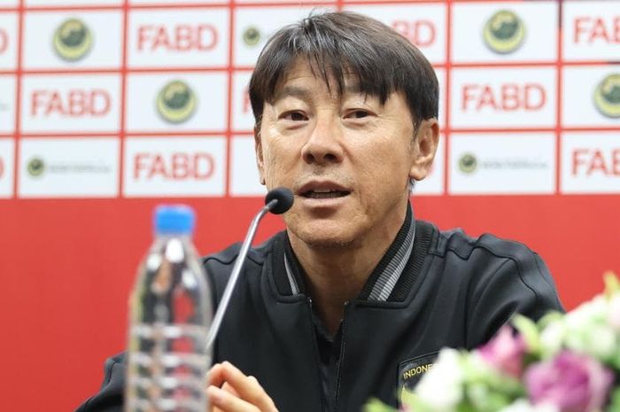 Pelatih timnas Indonesia, Shin Tae-yong, saat memberikan keterangan kepada media jelang duel leg kedua melawan Brunei Darussalam, Senin (16/10/2023).