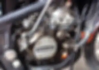Bener Enggak Sih, Motor 2-Tak Enggak Perlu Oli Mesin?