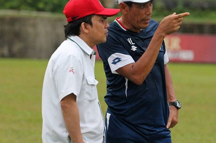 CEO PT Kabau Sirah Semen Padang (KSSP), Hasfi Rafiq, bersama pelatih Semen Padang, Weliansyah, saat mengikuti sesi latihan tim menjelang laga kontra Persebaya Surabaya pada pekan ke-11 Liga 1 2019.