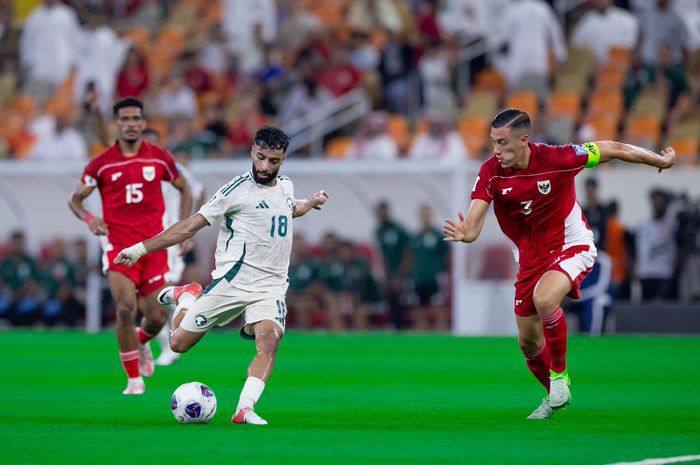 Duel Jay Idzes dan Saleh Abu Alshamat dalam laga Timnas Indonesia vs Arab Saudi di putaran keempat Grup B Kualifikasi Piala Dunia 2026 di Stadion King Abdullah Sports City, Jeddah, Rabu (8/10/2025).