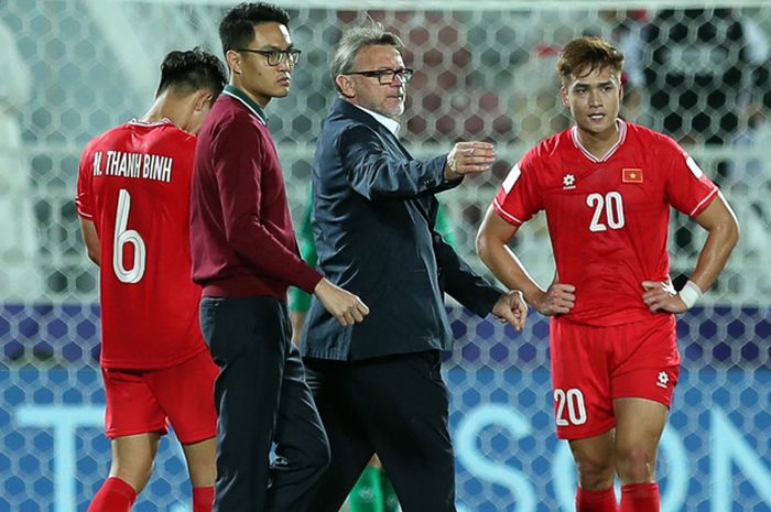 Philippe Troussier dan timnya harus menanggung akibat tersingkir di Piala Asia 2023 akibat permainan kasar yang sudah menjadi kebiasaan para pemain.