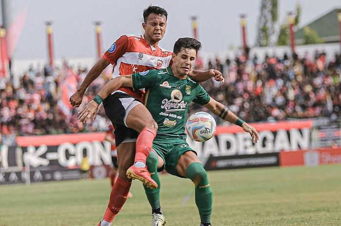 Suasana pertandingan antara Persebaya Surabaya melawan Madura United di Stadion Gelora Bangkalan, Madura, Minggu (17/9/2023).