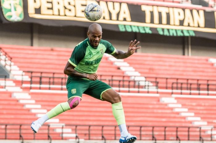 Penyerang Persebaya David da Silva menyundul bola dalam sesi latihan resmi jelang laga lanjutan Liga 1 2019, Kamis (10/10/2019).