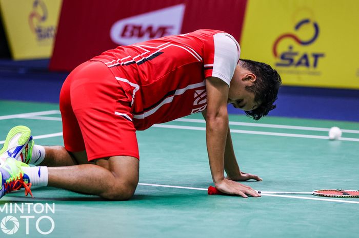 Pemain tunggal putra Indonesia, Anthony Sinisuka Ginting, harus mengakui keunggulan Loh Kean Yew pada pada partai pertama Indonesia vs Singapura di babak penyisihan Grup A Thomas Cup 2022 yang digelar di Impact Arena, Bangkok, Thailand, 8 Mei 2022.