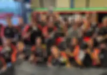 Asyik Banget, Pembalap MotoGP Bagi-bagi Helm Asal Indonesia Ke Mekanik