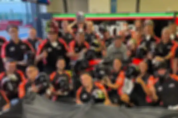 Aleix Espargaro membagikan helm kepada kru dan mekaniknya di Aprilia Racing Team Gresini 