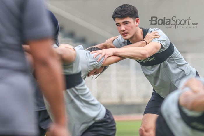 Elkan Baggott (kanan) sedang melakukan pemanasan dalam pemusatan latihan timnas Indonesia di Stadion Madya, Senayan, Jakarta, 10 November 2021.