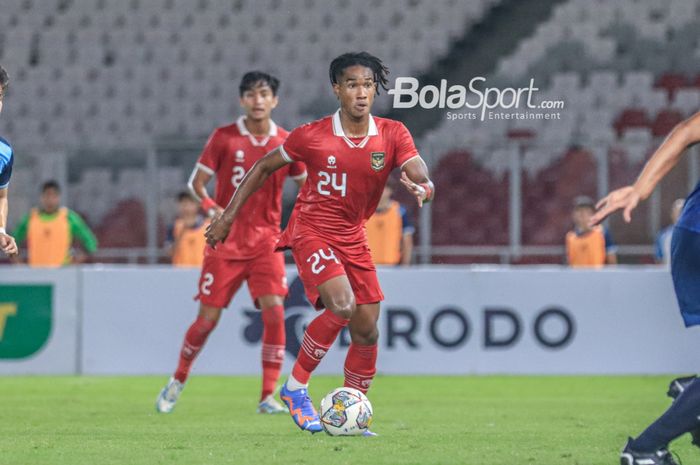 Striker timnas U-20 Indonesia, Ronaldo Kwateh (tengah), sedang menguasai bola saat bertanding dalam laga turnamen Mini Internasional di Stadion Gelora Bung Karno, Senayan, Jakarta, Selasa (21/2/2023) malam.   