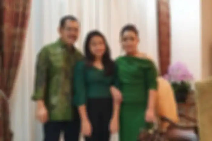 Khirani Trihatmodjo bersama ayah dan ibunya, Bambang Trihatmodjo dan Mayangsari.