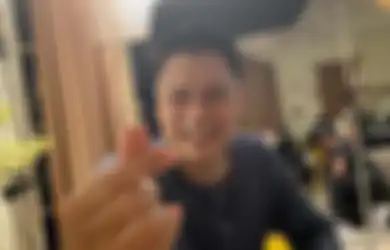 Antar Jenazah Ayahnya Dimakamkan, Anak Iqbal Pakula Menangis di Samping Keranda sang Ayah