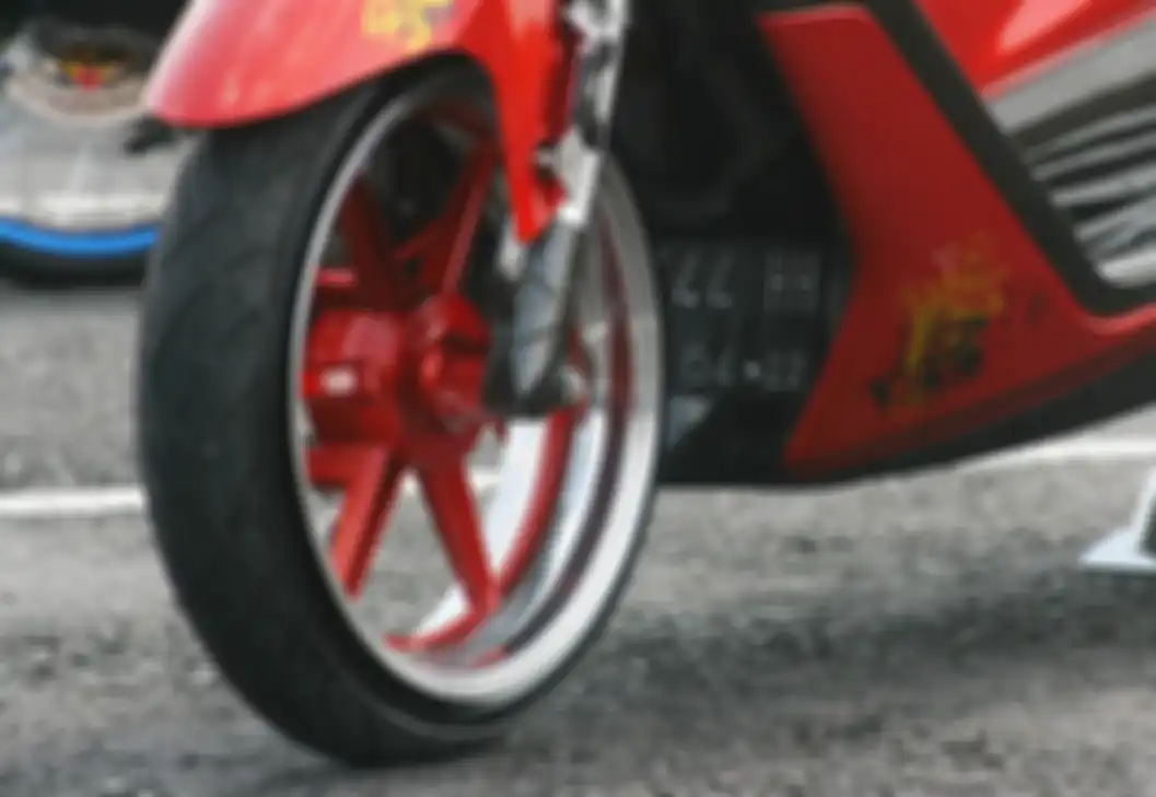 Supaya kental konsep Hellaflush, kaki depan pakai pelek Racing Boy ring 14 inci dengan lebar 3,5 inci, dibalut ban FDR 90/80-14.