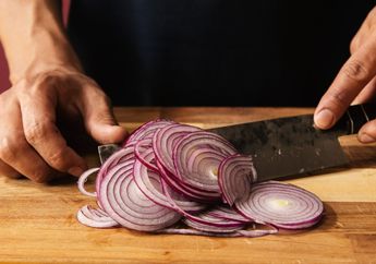 Apa Cara Terbaik Memotong Bawang Tanpa Air Mata? Sains Ungkap Triknya