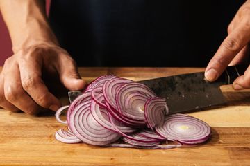 Apa Cara Terbaik Memotong Bawang Tanpa Air Mata? Sains Ungkap Triknya