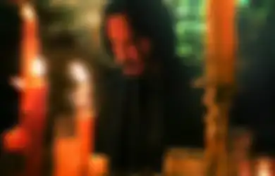Penampilan Pertama Keanu Reeves di John Wick 4 Sudah Dirilis, Reeves Tampak Lagi Berdoa Di Depan Altar