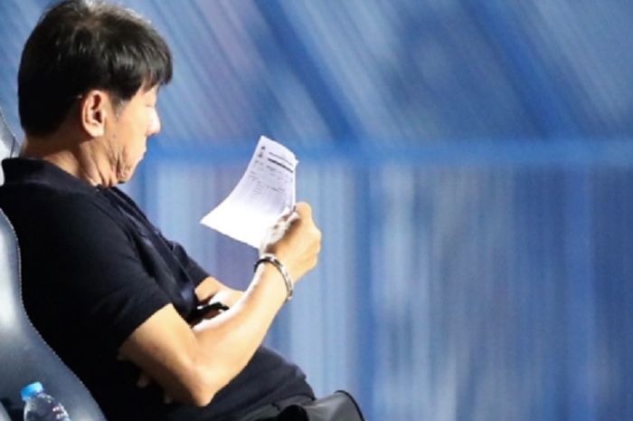 Shin Tae-yong (STY) mengamati line-up Timnas U-23 Indonesia menghadapi Vietnam untuk final Piala AFF U-23 2023 di Rayong, Thailand, Sabtu (26/8/2023).