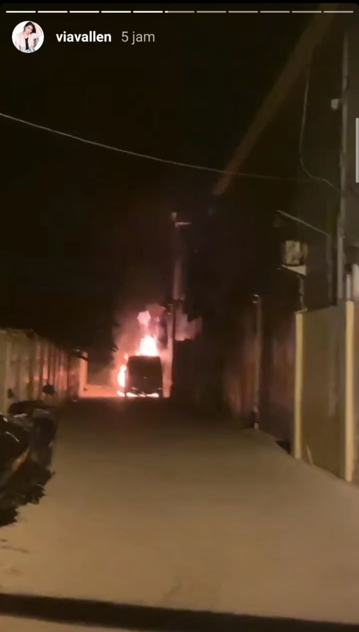 Mobil Via Vallen dilalap api