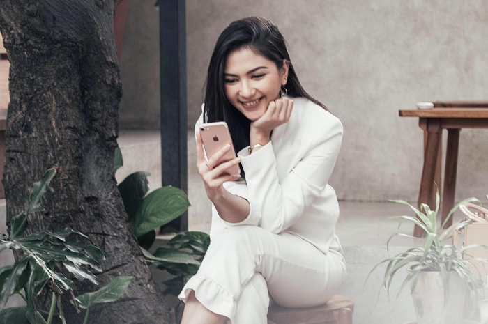 Jessica Mila memadukan blazer dengan ruffle pants 
