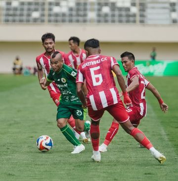 Aksi penyerang sayap PSS Sleman, Riko Simanjuntak pada pekan ke-19 Championship 2025/2026 lawan Deltras FC di Stadion Maguwoharjo, Sleman, Sabtu (14/2/2026)