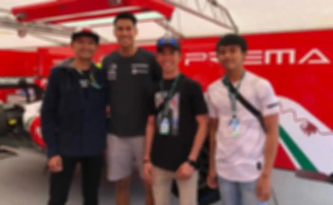 Tiga pembalap Indonesia di MotoGP Italia, Dimas Ekky Pratama; Gerry Salim dan Mario Suryo Aji, berpose dengan pembalap F2 Indonesia, Sean Gelael