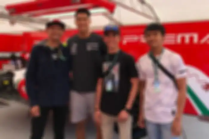 Tiga pembalap Indonesia di MotoGP Italia, Dimas Ekky Pratama; Gerry Salim dan Mario Suryo Aji, berpose dengan pembalap F2 Indonesia, Sean Gelael