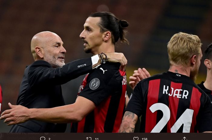 Momen Stefano Pioli memeluk Zlatan Ibrahimovic setelah AC Milan menyelesaikan satu pertandingan di Liga Italia 2020-2021.