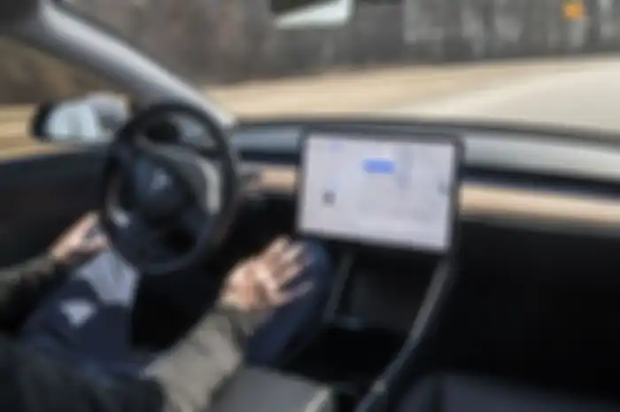 Fitur autopilot di mobil listrik Tesla.
