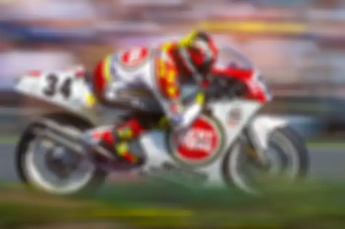 Ini dia nih Kevin Schwantz ketika berlaga tahun 1990-an, desain livery helm yang dipakai jadi identi