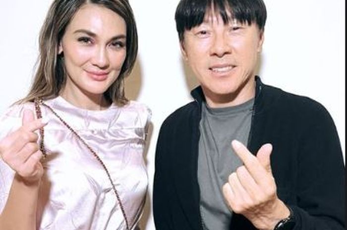 Foto bersama Shin Tae-yong dan Luna Maya