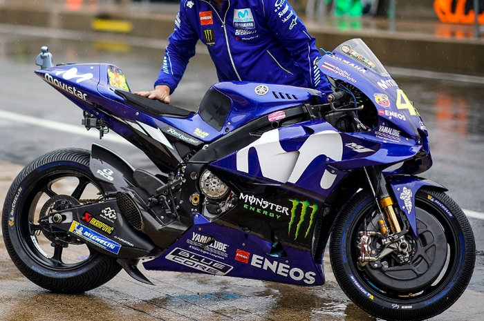 Mekanik Valentino Rossi sibuk memindahkan motor M1 di MotoGP Inggris 2018