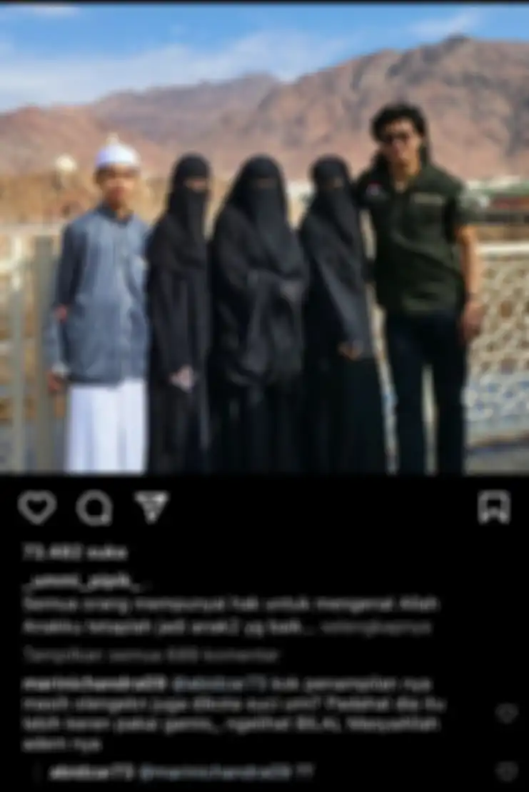 Penampilan Abidzar saat umroh