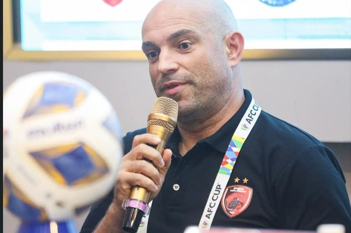 Pelatih PSM Makassar, Bernardo Tavares, pada sesi jumpa pers jelang laga melawan Hai Phong FC, pada ajang Piala AFC 2023/2024, Rabu (20/9/2023).