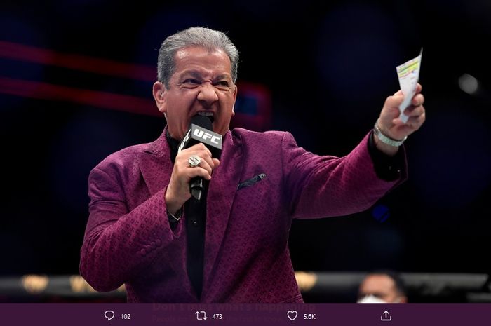 Penyiar oktagon atau announcer UFC, Bruce Buffer.