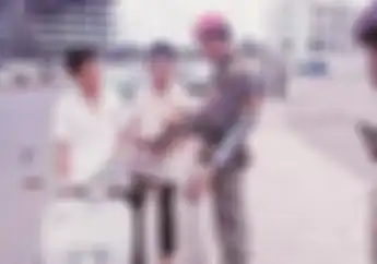 Apa Foto Ini Razia Zaman Dulu di Jakarta Bro? Ngeri Amat Pakai Senapan  