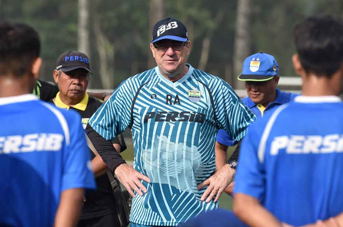 Pelatih Persib Bandung, Robert Rene Alberts.