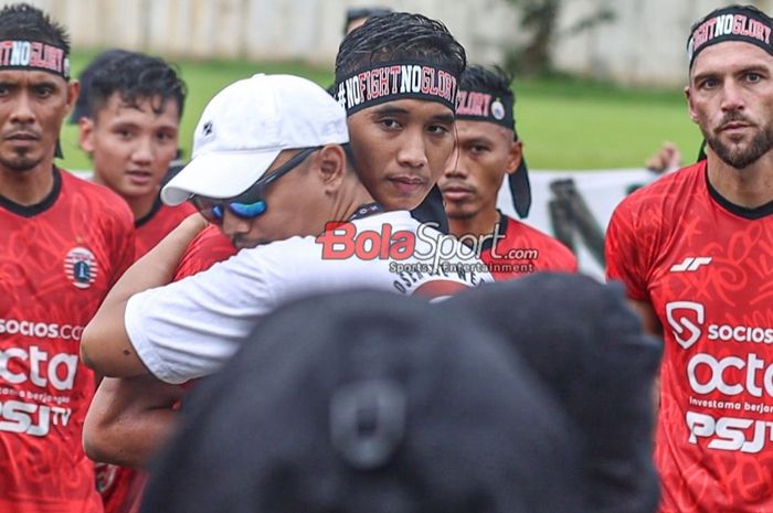 Maman Abdurrahman, Rizky Ridho, Marko Simic, dan dan sejumlah pemain Persija Jakarta lainnya sedang mendapatkan suntikan semangat dari suporternya yakni The Jakmania di Lapangan Nirwana Park, Sawangan, Jawa Barat, Rabu (6/3/2024).