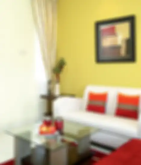 Sah-sah saja jika ingin menggunakan dua sofa yang berlainan warna. Untuk “menyatukan” keduanya, letakkan bantal kursi berwarna sama dengan sofa yang satunya.