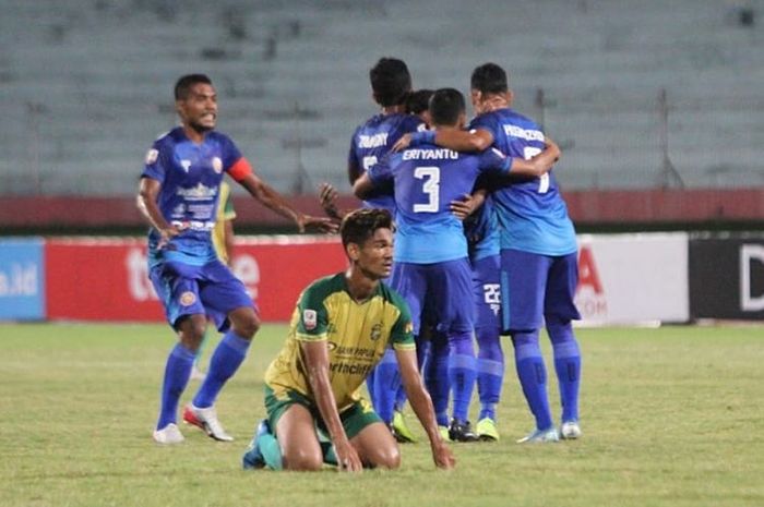 Pemain Persiraja Banda Aceh merayakan gol yang dicetak oleh Andre Abu Bakar ke gawang Persewar Waropen pada babak delapan besar Liga 2 2019.