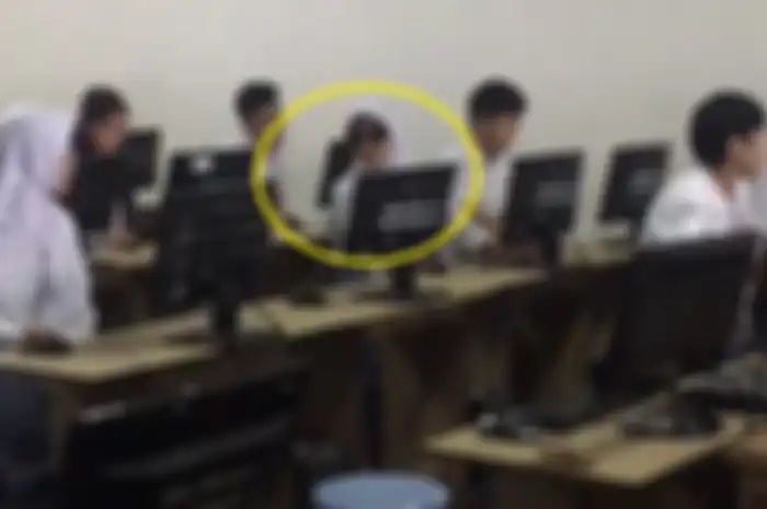 Brightness PC terlalu terang, siswi SMA kerjakan soal UNBK pakai kacamata hitam.