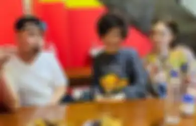 Sedih! Foto Raffi Ahmad Temani Dorce Gamalama Makan di Warung, Suami Nagita Slavina Lega Sudah Turuti Wangsit Sang Artis