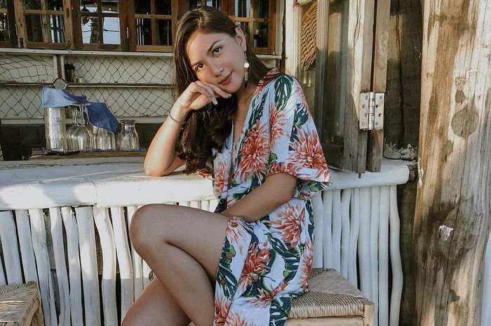 Inspirasi gaya feminin ala Jessica Mila dengan rekomendasi dress floral terjangkau