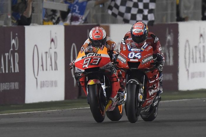 Andrea Dovizioso saat berduel dengan Marc Marquez di lap terakhir MotoGP Qatar 2019.