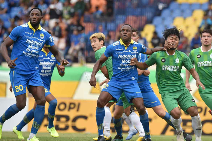 Bek Persib Bandung, Victor Igbonefo, membela timnya saat laga uji coba melawan Melaka United di Stadion Si Jalak Harupat, Bandung, 1 Februari 2020.