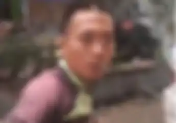 Duh! Video Pengendara motor Ngamuk, Gedor Mobil Sambil Meludahinya Karena Hampir di senggol