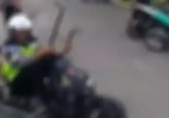Kocak! Polisi Ini Test Ride Vespa Modifikasi, Ditanya Rasanya Cuma Nyengir..