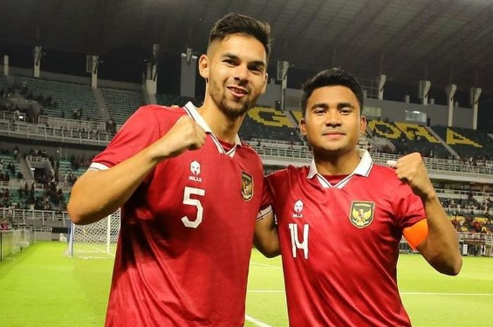 Bek timnas Indonesia, Sandy Walsh, saat berfoto dengan Asnawi Mangkualam setelah laga FIFA Matchday melawan Turkmenistan, Jumat (8/9/2023).