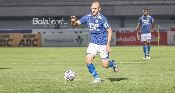 Gelandang Persib Bandung, Mohammed Rashid, sedang menguasai bola dalam laga pekan keempat Liga 1 2021 di Stadion Indomilk Arena, Tangerang, Banten, 23 September 2021.