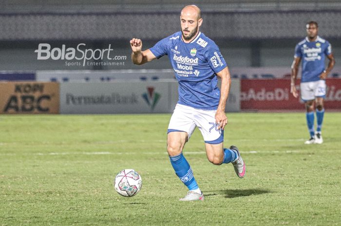 Gelandang Persib Bandung, Mohammed Rashid, sedang menguasai bola dalam laga pekan keempat Liga 1 2021 di Stadion Indomilk Arena, Tangerang, Banten, 23 September 2021.