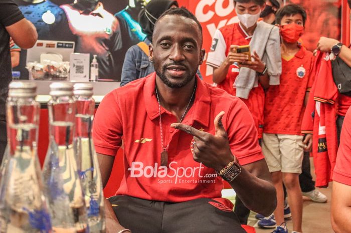 Gelandang baru Persija Jakarta, Makan Konate, sedang berpose foto, 3 Januari 2022.