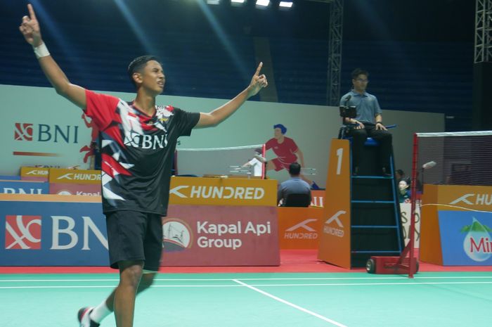 Tunggal putra Indonesia, Alwi Farhan berselebrasi usai menyumbang poin kedua untuk Indonesia atas India pada perempat final Kejuaraan Asia Junior 2023, GOR Among Raga, Yogyakarta, Senin (10/7/2023)