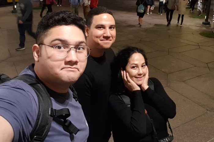 Meriam Bellina bersama kedua putranya
